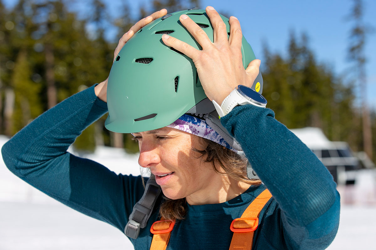 ​​Smith Nexus MIPS helmet (putting on)